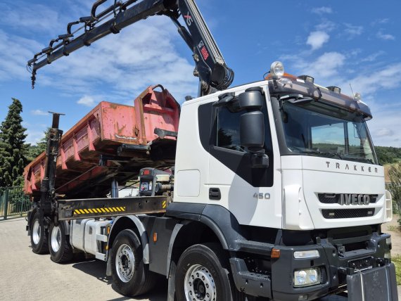 IVECO TRAKKER 8X4 nosič kontejnerů + hydraulická ruka na dálkové ovládání + třístranný vyklápěč